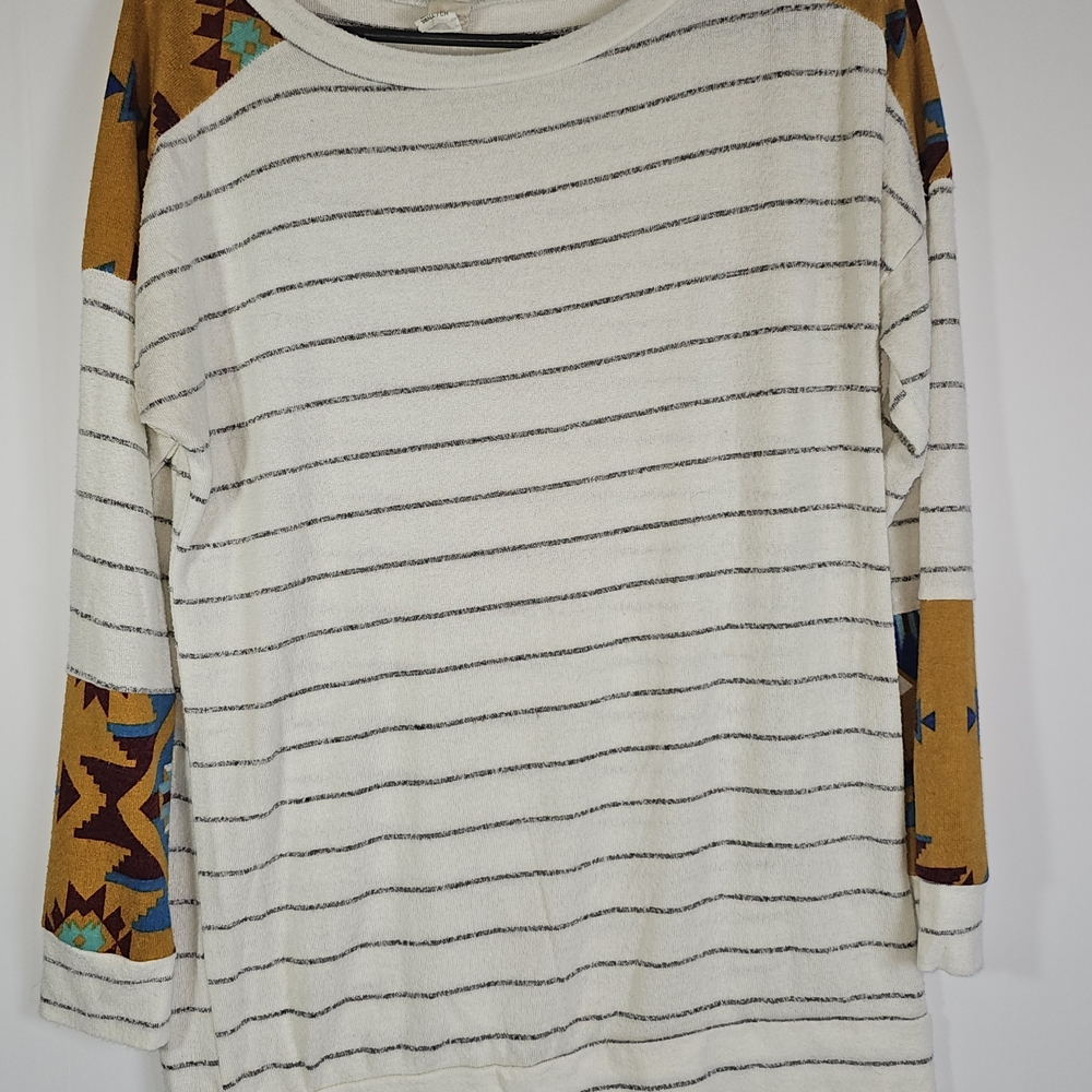 7th Ray Cream Top with Geometric Sleeves